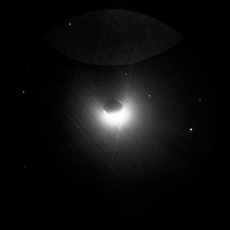1972年，阿波罗16号宇航员月球表面拍摄到地冕紫外光照片