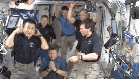 2009年5月29日，国际空间站首批六人乘组齐聚在太空中举行新闻发布会。乘组成员分别来自美国、加拿大、欧洲、日本及俄罗斯，这是代表5个建造国际空间站的太空机构的宇航员首次及唯一一次在空间站内齐聚。
