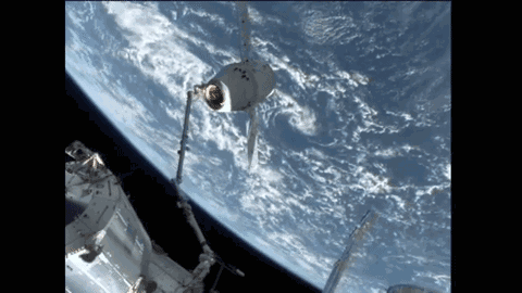 2012年5月25日，国际空间站的机械臂抓住来SpaceX公司发射的龙飞船，这是首次商业飞船对接国际空间站。