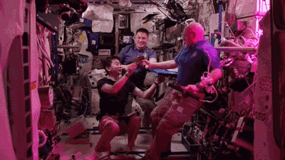 2015年8月10日，三名宇航员品尝了空间站内培育出的莴苣。