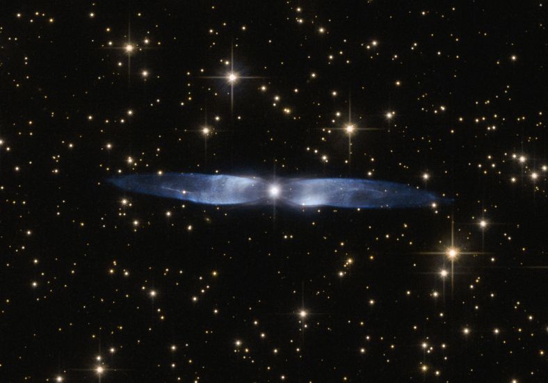 Hen 2-437是银河系当中已知的3000个行星状星云之一。在哈勃太空望远镜的最新照片中，Hen 2-437展示了一双极为对称和漂亮的冰蓝色“翅膀”，看起来相当绚丽。
