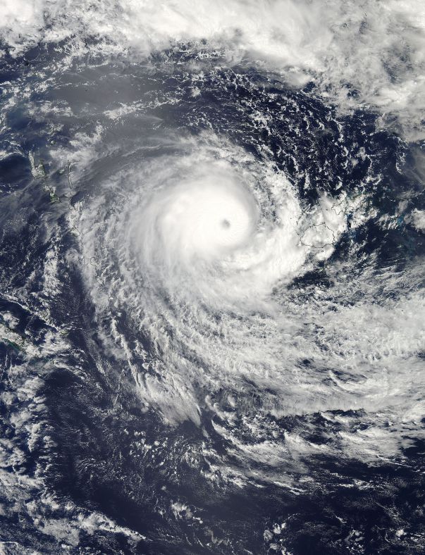 格林尼治时间2月21日02：15，美国宇航局的Aqua卫星拍摄到斐济西部的“温斯顿”飓风光学影像，照片显示即使在离开斐济后，“温斯顿”仍然保持有风眼。格林尼治时间09：00，“温斯顿”的持续风速仍高达每小时231.5公里，比12小时前240.8公里时速的风速略为降低。此时，“温斯顿”正朝西南方向移动，距离斐济首都Suva约469公里。 