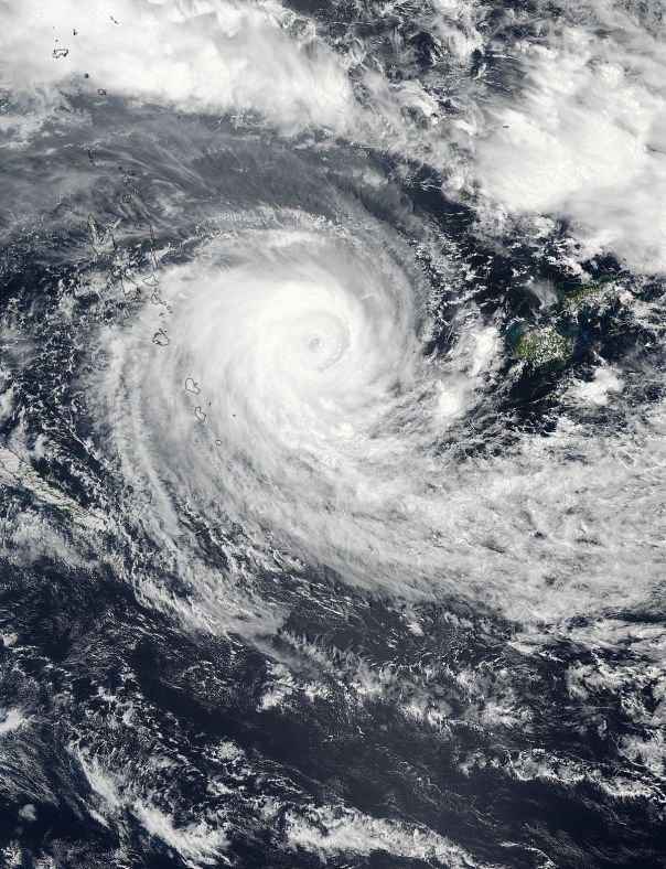 格林尼治时间2月22日02：00，“温斯顿”被美国宇航局与美国国家海洋和大气管理局（NOAA）共同拥有的Suomi NPP卫星捕捉到。照片显示，“温斯顿”当时正位于岛国瓦努阿图和斐济之间，而其直径达37公里的风眼已经充满云团。