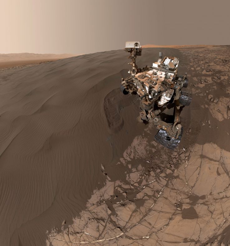 2016年1月19日，好奇号火星车在纳米布沙丘（Namib Dune）的自拍照。好奇号在这里用自己的一只轮子搅动沙子（地面可见痕迹），并用机械臂上的“挖土勺”采集到该地的首份沙粒样品。好奇号总共拍摄了57张照片，在经过NASA工作人员的拼接后最终得到了上面的照片。