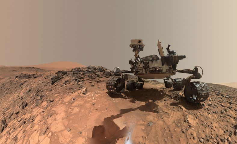 2015年8月5日（第1065个火星日），好奇号的一张低角度自拍照片。