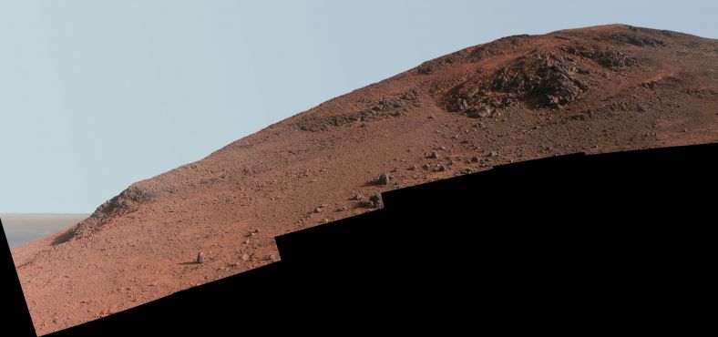 机遇号火星车已经工作12年之久，但依然步履稳健。现在，它正熟练的在一处坡度达30度的“克努森山脊”(Knudsen Ridge)上工作，挑战2004年登陆火星后行驶过的最陡峭地形。这张照片展示了机遇号在克努森山脊上仰望的视角，由数张机遇号全景相机于2015年10月29日和30日（第4182和第4183火星日）拍摄的照片拼接而成。为了容易区分表面不同的物质，照片经过了色彩增强处理，照片顶部附近即“红色区域”物质。