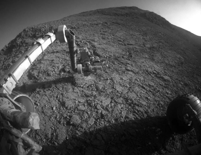 这张照片可以看到机遇号机械臂末端指向的一处有打磨过痕迹岩石。为了检测内部化学成分，机遇号先用岩石磨损工具打磨掉部分表面。照片有火星车的前部避险相机拍摄于2016年1月5日（第4248火星日）。