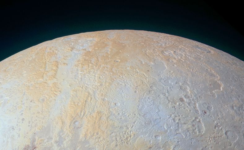 2015年7月14日，在近距离飞掠冥王星前45分钟，新视野号利用配备的拉尔夫/多光谱可见光成像相机（MVIC），从3.39万公里远处拍摄了这张照片。照片分辨率680米/像素，底边覆盖的宽度约1200公里。照片显示，冥王星北极区域存在多个巨大的冰冻峡谷，最大宽度达到75公里。