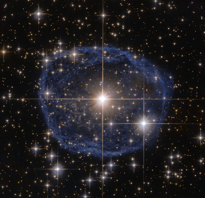 这张哈勃太空望远镜照片中央发光的是一颗沃尔夫–拉叶星（Wolf-Rayet stars），编号WR 31a，位于船底座，距地球3万光年。环绕WR 31a的独特蓝色气泡，诞生于大约2万年前，正以22万公里的时速膨胀。