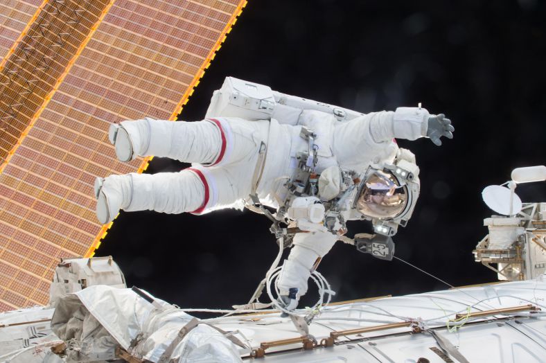 2015年12月21日，正在进行太空行走的斯科特·凯利