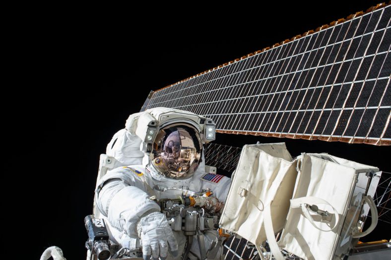 2015年11月6日,11月，斯科特第二次太空行走，他继续和谢尔·林格伦搭档，修复了空间站上的一处散热器。