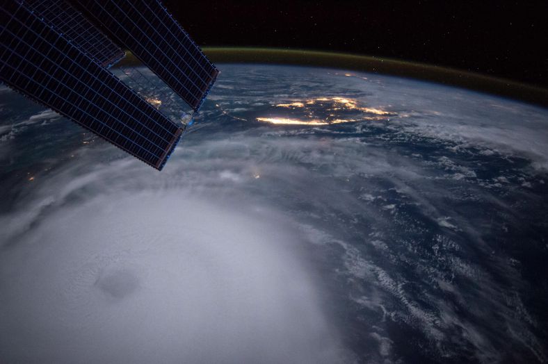 2015年10月3日，斯科特·凯利在国际空间站上拍到袭击美国的飓风“华金”(Joaquin)