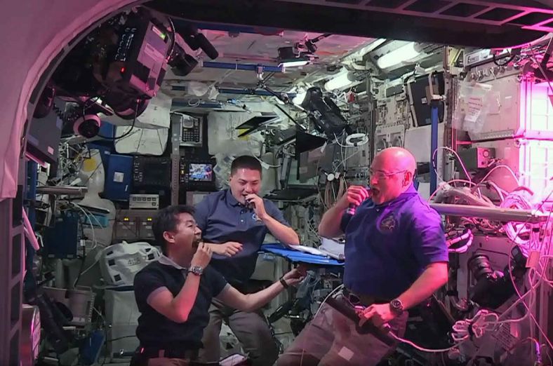 斯科特·凯利以及美国宇航员谢尔·林格伦（Kjell Lindgren）、日本宇航员油井龟美（Kimiya Yui）大嚼莴苣