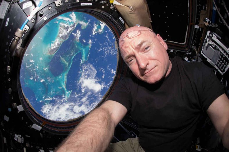 在完成340天的国际空间站太空任务后，美国宇航员斯科特·凯利（Scott Kelly）将于3月1日返回地球，成为在太空中持续停留时间最长的美国人。不过，这并非太空持续生活的最长纪录。上个世纪90年代，俄罗斯宇航员瓦莱里·波利亚科夫（Valeri Polyakov）曾在和平号空间站持续生活近438天时间。