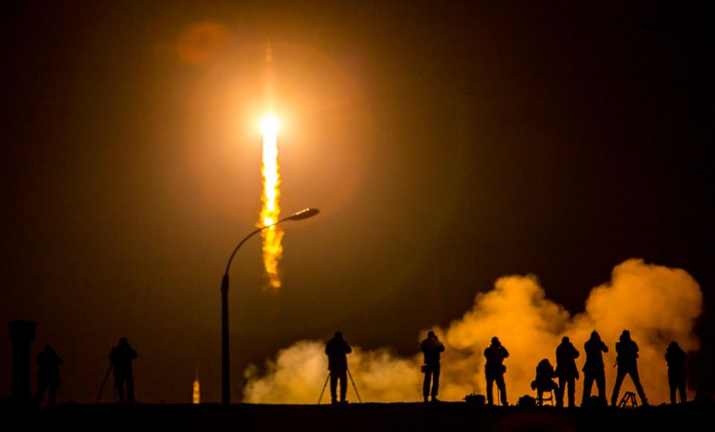 2015年3月27日，斯科特·凯利与两名俄罗斯宇航员搭乘联盟号飞船前往国际空间站，开始为期近一年的太空生活。