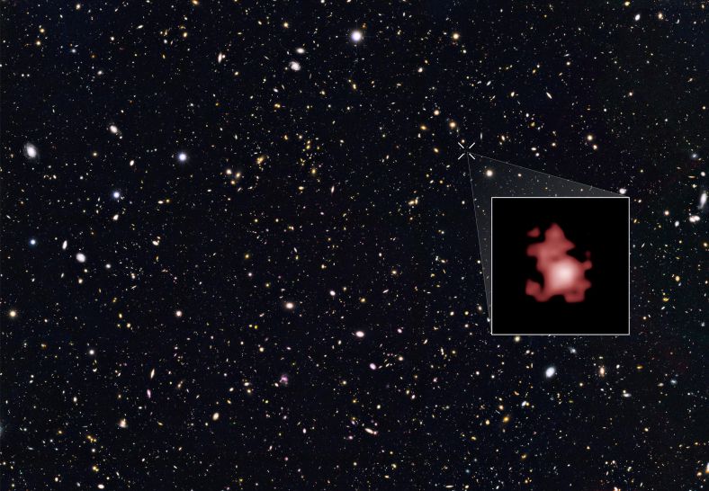 哈勃望远镜“大天文台宇宙起源深空巡天”(Great Observatories Origins Deep Survey ，GOODS)项目中的一块天区。方框内的红色星系即为GN-Z11，距地球13.4亿光年，也就是说我们看到的是它在宇宙大爆炸4亿年之后的样子。 