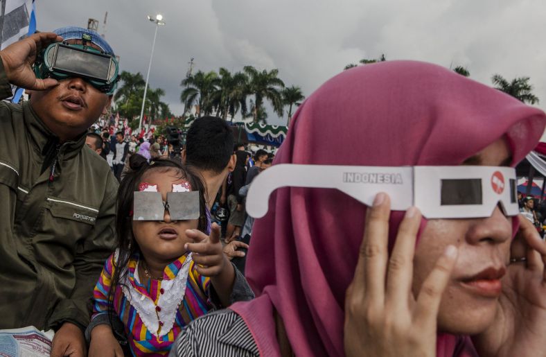 看看印尼当地人们是如何看日食的吧
