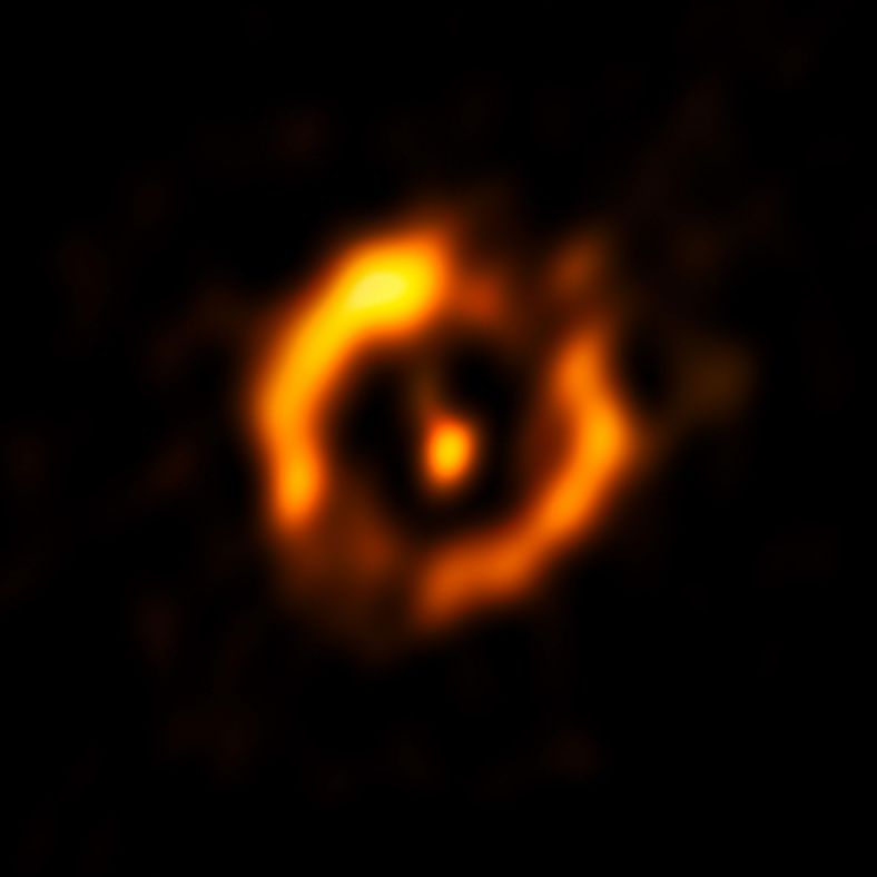3月9日，欧洲南方天文台公布了甚大望远镜干涉仪（VLTI，全称Very Large Telescope Interferometer）捕捉到年老恒星尘埃盘的迄今最清晰照片。这个尘埃盘来自4000光年外的双星IRAS 08544-4431，使得科学家首次能够将年老与年轻恒星的尘埃盘进行比较。科学家发现，它们的外观非常相似，并认为出现在恒星生命晚期的尘埃盘甚至有可能孕育出第二代行星。 