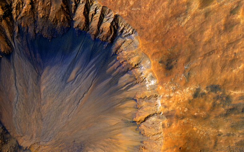 2015年6月，MRO拍摄到火星上的一个年轻陨坑。由于陨坑边缘相对锋利，表明其年代不算太远。