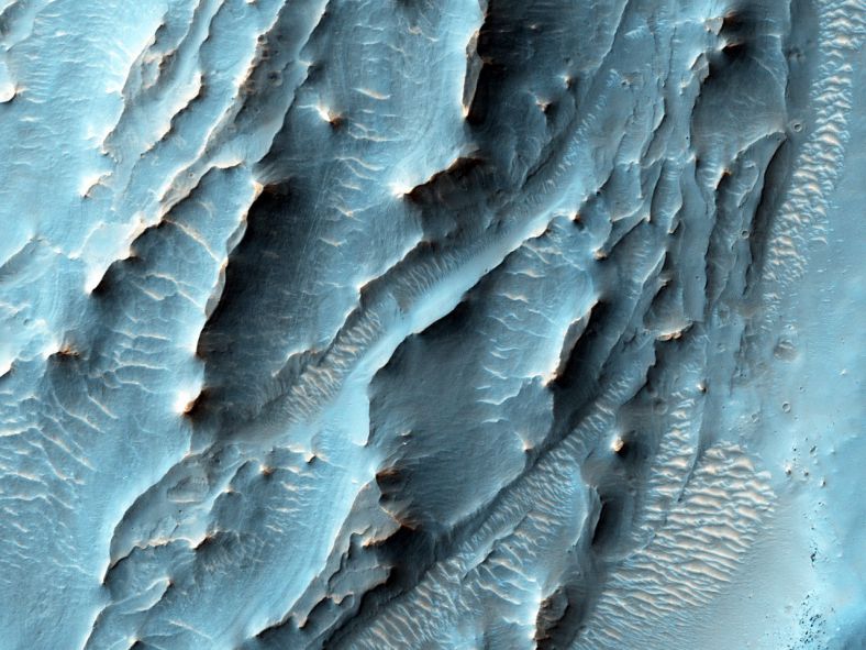 2015年12月12日，在MRO探测器临近入轨火星十周年时，这艘探测飞船上的HiRISE相机拍摄下盖尔陨坑南部地表的特殊纹理。