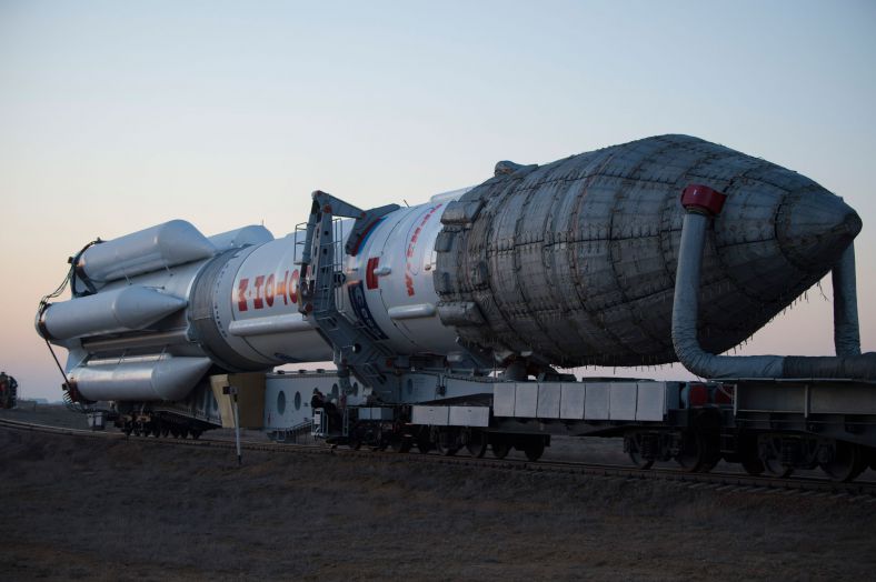 3月11日，搭载ExoMars项目追踪气体轨道器(TGO)的质子号火箭质子号火箭被运往拜科努尔发射场