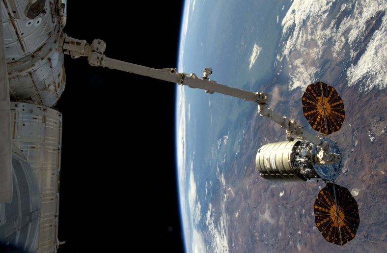 2016年2月19日晚，美国轨道ATK公司的“天鹅座”飞船与国际空间站分离，顺利完成为国际空间站运送补给的任务。