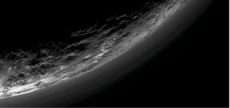 新视野号拍摄的照片显示，冥王星大气存在霾层，这张照片里能看到大约20层。通常，这些霾层能够水平延伸数百公里，但并非严格平行于地表。例如图片左下方的有一处高度约5公里的霾层，其右边高度骤降。
