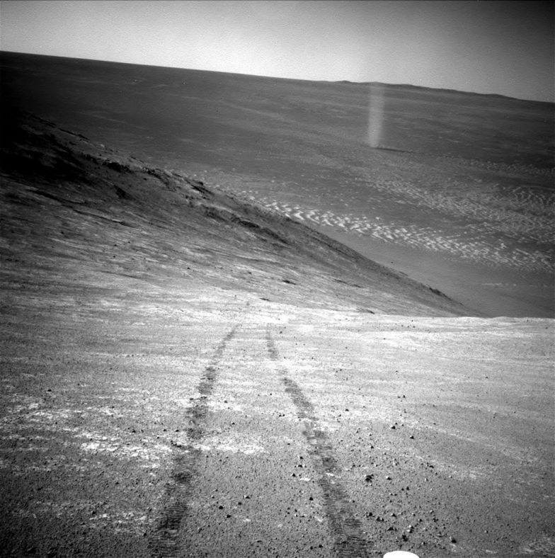 2016年3月31日（4332火星日），当机遇号在一处山坡上歇脚时，这辆火星车的导航相机拍摄到下方山谷中扫过的尘卷风。