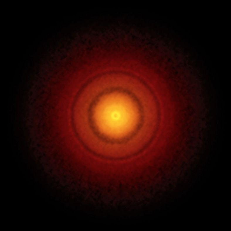 长蛇座的TW星是一颗类似太阳的年轻恒星，它的周围环绕着一个原行星盘。最近，欧洲南方天文台位于智利的阿塔卡马大型毫米波/亚毫米波阵列（ALMA）捕捉到这个原行星盘迄今最清晰的影像。其中，轨道距离和地球与太阳的距离差不多的位置，可能有恒星正开始形成，这意味着在那可能有一个婴儿版的地球或是超级地球。