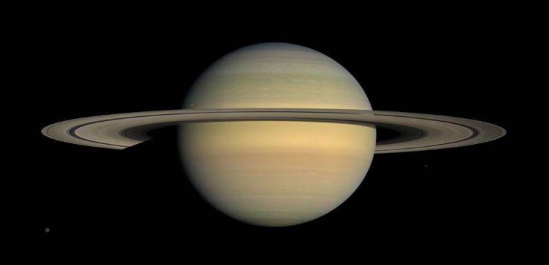 最近，关于第九大行星的报道越来越多，有报道称，卡西尼号飞船出现神秘轨道异常，可能是太阳系内尚未发现的第九大行星的引力所造成的，似乎为找到这颗行星提供了一丝线索。但就在昨天美国宇航局(NASA)浇了盆冷水。喷气推进实验室(JPL)的轨道测控专家称，卡西尼号土星探测器并未出现不明原因的轨道偏差。图为卡西尼号2008年拍摄的土星照片。