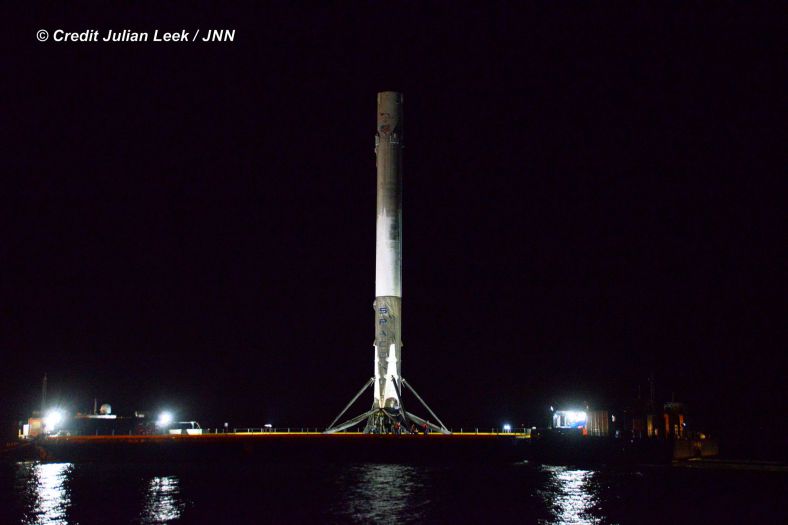 北京时间周二13：30分左右， SpaceX回收的火箭推进器抵达佛罗里达州卡拉维拉尔角的港口。返回时，这个15层楼高的推进器仍矗立在之前着陆的浮动平台上。