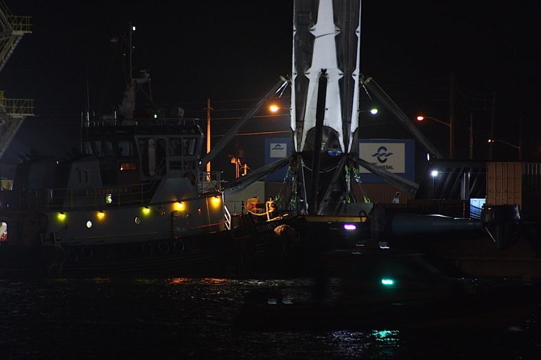 北京时间周二13：30分左右， SpaceX回收的火箭推进器抵达佛罗里达州卡拉维拉尔角的港口。返回时，这个15层楼高的推进器仍矗立在之前着陆的浮动平台上。