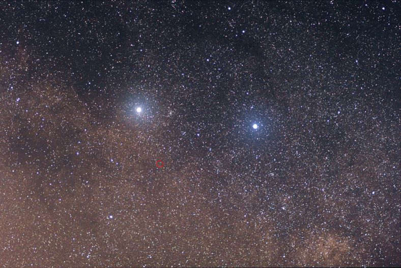 左边的亮星正是半人马座α星，由A/B星组成；红圈处是C星即比邻星，是距离太阳系最近的恒星，右边的亮星为半人马座β星，距离则要远100倍。