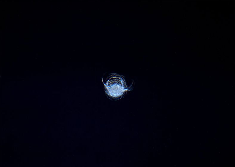上个月，常驻国际空间站的英国宇航员提姆·匹克（Tim Peake）在全景观测平台内拍摄到玻璃窗出现的伤痕