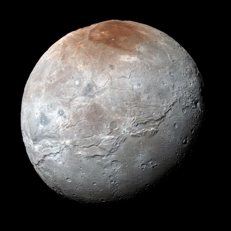 2015年7月14日，新视野号飞掠冥王星时拍摄的卡戎照片。照片显示卡戎的有一个暗红色的极冠。