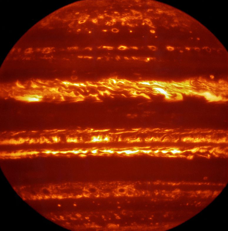 英国天文学家利用甚大望远镜，拍摄了木星的壮观红外照片，片中的木星就如同一团火球。