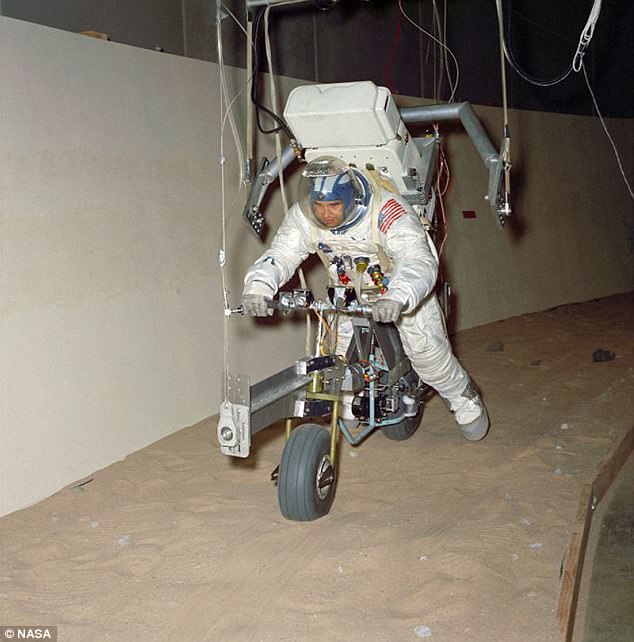 为了知道穿着宇航服是否适合骑摩托，工程师们穿上阿波罗任务的宇航服跨上了摩托车。