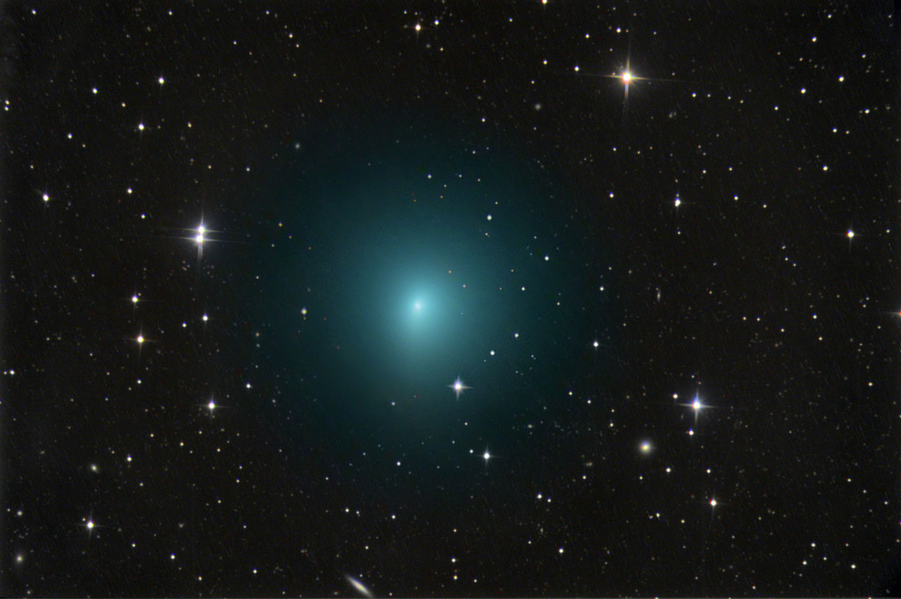 2017年3月24日拍摄的照片中，41P彗星正经过北斗七星“勺”内的一个黯淡星系。2017年4月1日，彗星41P将到达距离地球最近的位置，距离约2092万公里 ，相当于地月距离的55倍，这也是今年50年来，甚至是一个世纪来41P距离地球最近的一次。