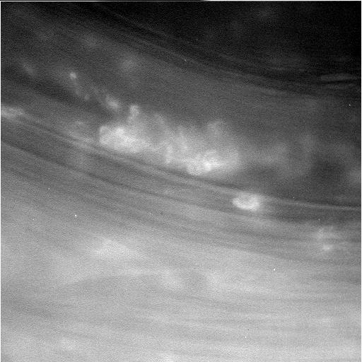 4月26日首次成功穿过土星环与土星之间的巨大间隙后，卡西尼号飞船已经发回了首批图像，是目前最近距离的土星大气层画面。穿越时，飞船距离土星顶部的云层不到3000公里，距最内侧土星环边缘不到300公里。 在完成22次类似的飞行后，这艘在太空已经飞行近20年的飞船轨道将渐渐深入土星大气，直到化作土星的一部分以此宣告任务的终结。而这一天将于今年的9月15日到来。