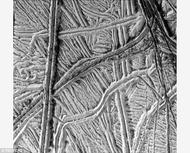在3月10日美国发布的图像中可以看到木卫二表面到处遍布大量的冰面裂谷系统。很多专家相信在木卫二的冰层之下是一个巨大的全球性海洋，受到木星引潮力的影响，在这个海洋底部可能存在适合生命生存的宜居环境