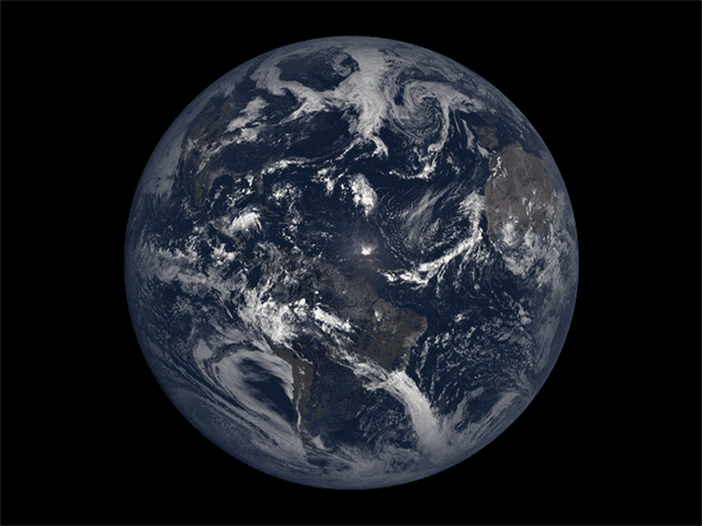 8月21日，NASA的地球多色成像相机(EPIC)拍摄了12张彩色照片，呈现了日全食期间月球阴影扫过北美大陆的过程。