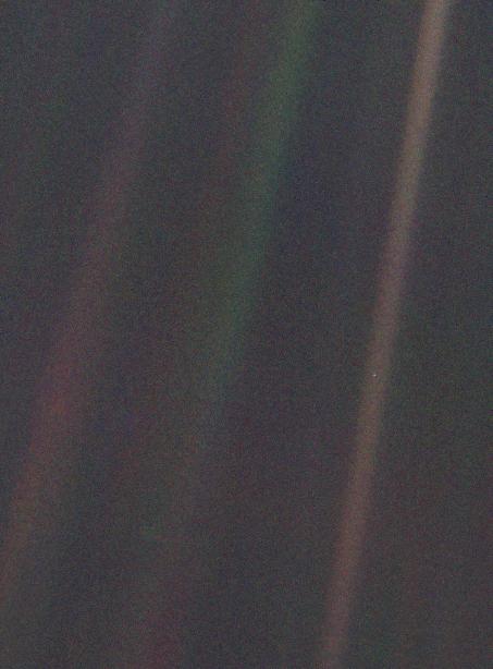 1990年，旅行者1号在59.5亿公里外拍摄的地球，看起来仅仅是个黯淡的亮点 