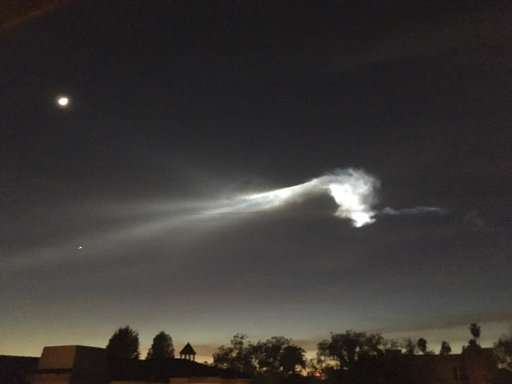 当地时间周五晚，SpaceX公司一枚携带有10颗第二代铱星卫星的猎鹰九火箭，从美国加州南部的范登堡空军基升空，在它进入太空期间留下了一个壮观的尾迹。由于发射时间正值太阳落山，火箭在空中形成了一个不断翻滚的明亮尾迹，整个南加州都有大范围的目击，甚至在更远的凤凰城都有人看到。