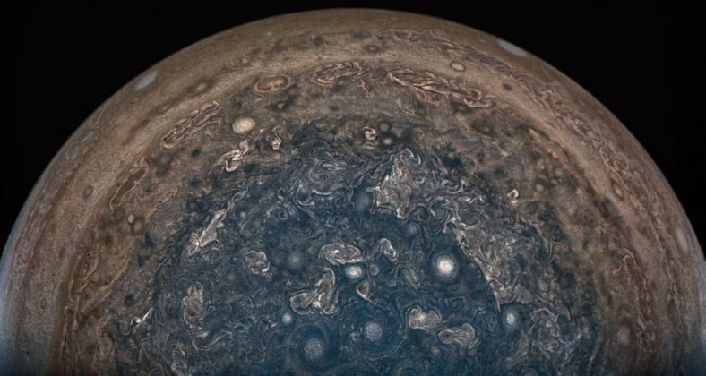 2017年2月2日，朱诺号从木星南极云层上方10.1万公里的高空飞过，拍下了木星南极的云层照片。图片中的色彩经过增强处理，以突出明亮的高层云及众多椭圆形风暴。
