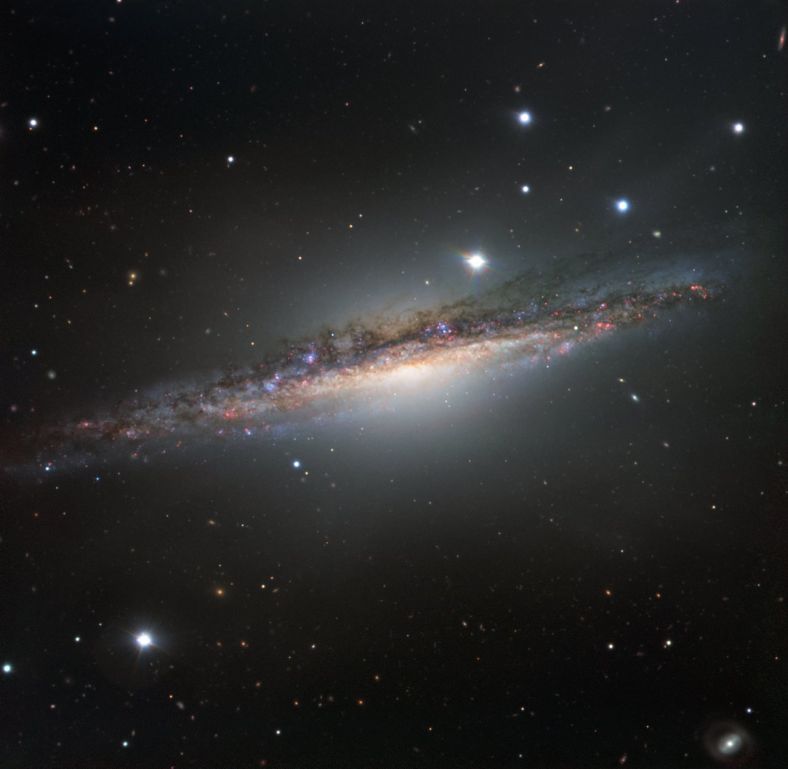 在欧洲南方天文台(ESO)甚大望远镜(VLT)最近拍摄的照片中，NGC 1055如同一道由众多恒星、气体尘埃组成的彩带，并未呈现诸如悬臂等螺旋星系应有的特征。这是因为它正好以侧面边缘正对着地球。不过，NGC 1055依然呈现出奇特的扭曲结构，可能是邻近的大星系影响的结果。