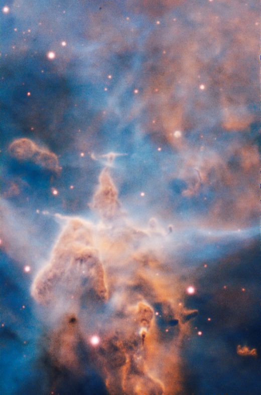 船底座星云内这座看起来云雾环绕的“高山”其实完全是气体尘埃云组成，但是高度接近3光年