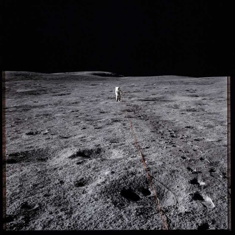 阿波罗14号任务期间，阿兰·谢泼德在月球的表面安装一台电视摄像机