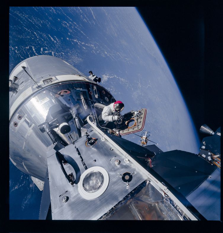 阿波罗9号的大卫·斯科特(David Scott)  从飞船指令舱钻出来 
