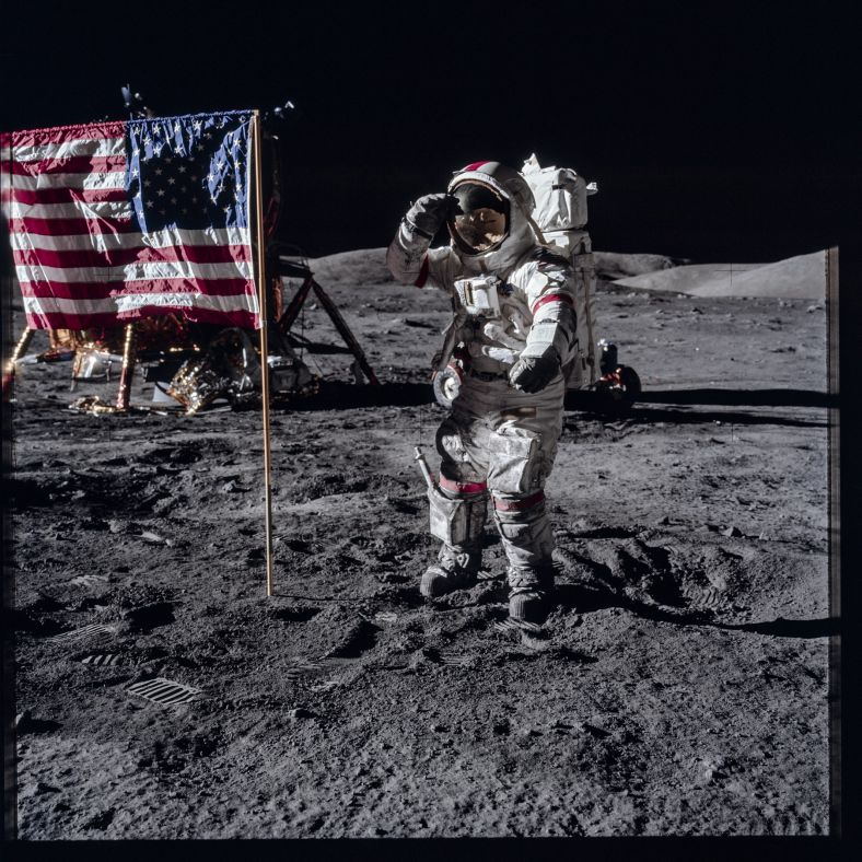 阿波罗17号宇航员吉恩·赛尔南(Gene Cernan)在向美国国旗致敬