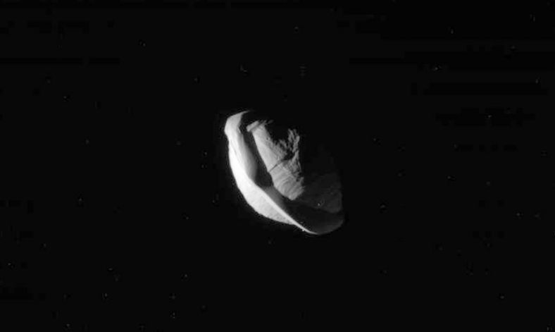 土卫十八的侧视照片显示，沿赤道一周的波浪状碟形突起相对较薄，厚度大约1-4公里，它们可能是土卫十八俘获的土星光环微粒积聚而成。